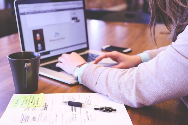 En quoi le recours au simulateur de TJM est-il important pour les freelances ?